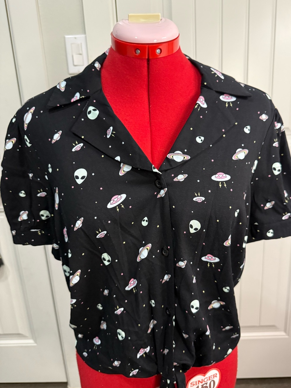 Hot Topic Ladies  Black Alien & UFO Tie-Front Button Down short Sleeve Sz L Top